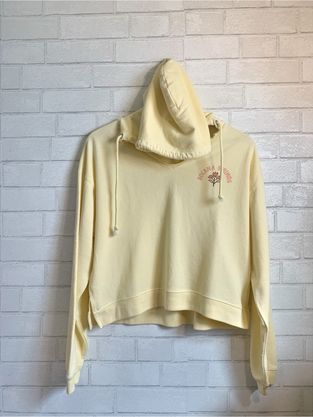 Hollister Pale Yellow V‑Neck Hooded Pullover Solana Springs Music Festival - Picture 4 of 6